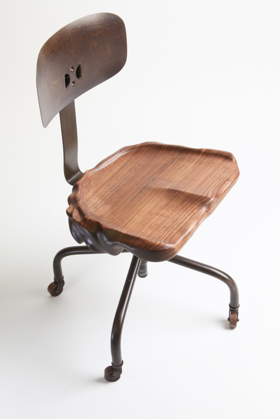 Chaise Barcelone, assise sculptée en noyer noir - Sylvie Laframboise